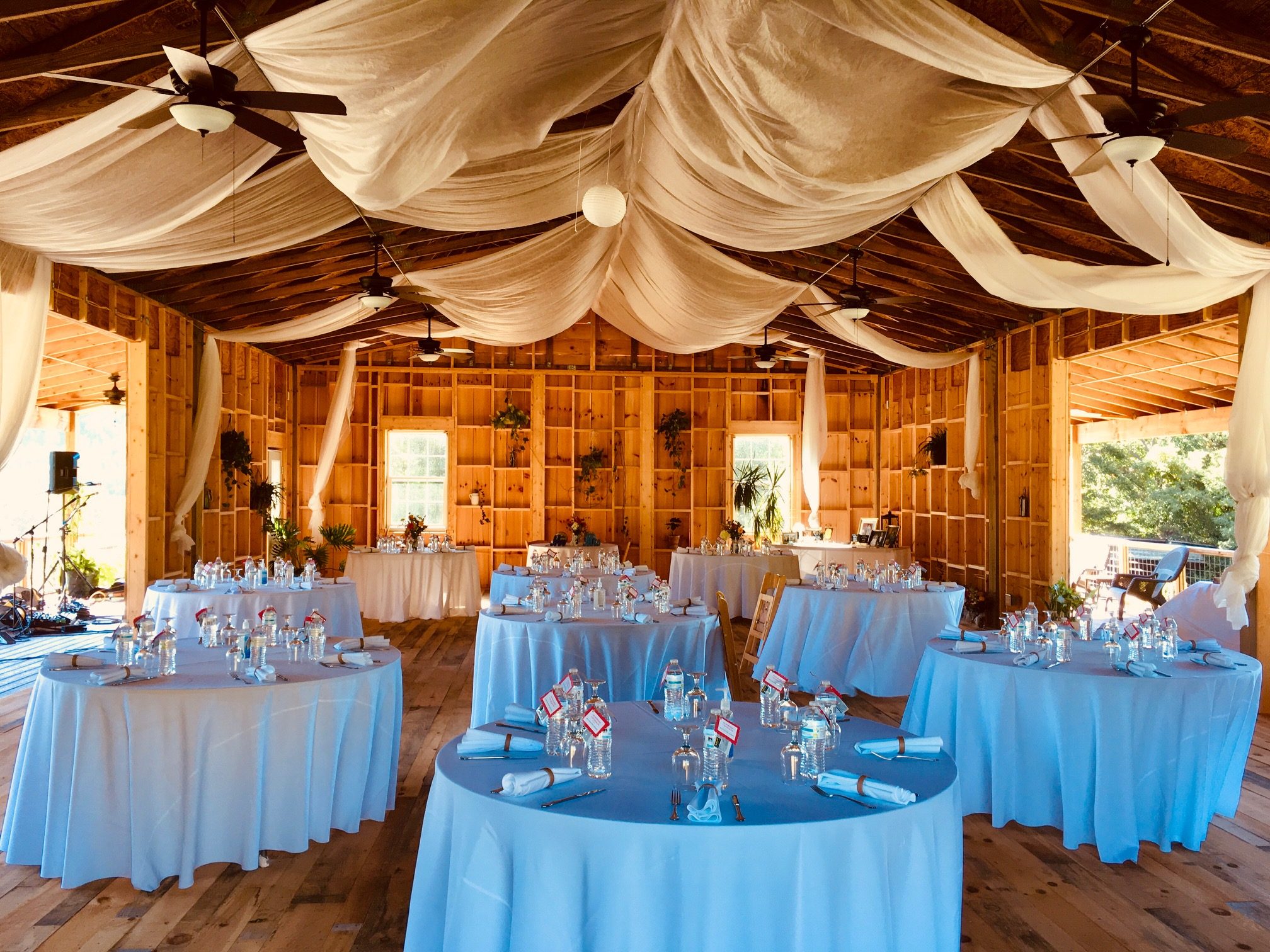 Warn Table Wide Shot Warn Tables Jessica and Steven 2021 - Broadwing Farm Cabins